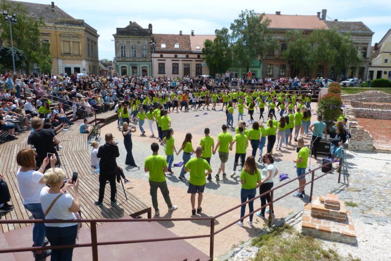 Maturanti igrali i kadril i  kolo