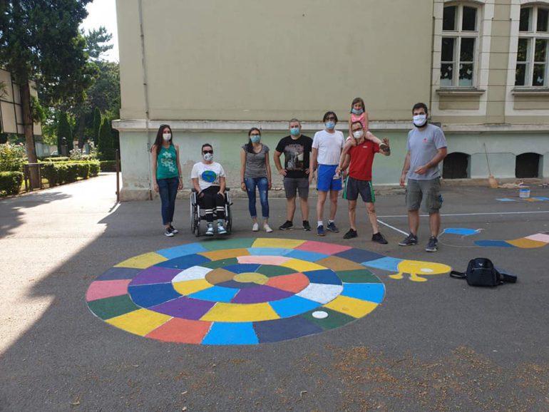 Rotari i Rotarakt  klubovi  ulepšavaju školska dvorišta u Rumi