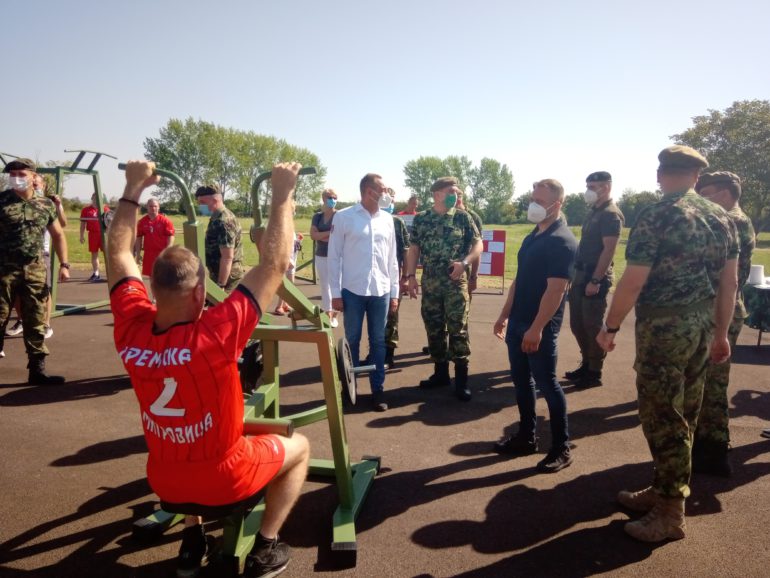 Ministar Vulin u poseti mitrovačkoj kasarni