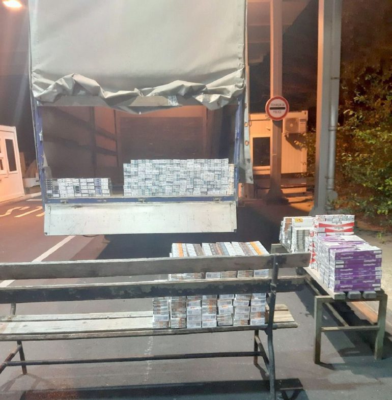 Kamion „tapaciran“ cigaretama