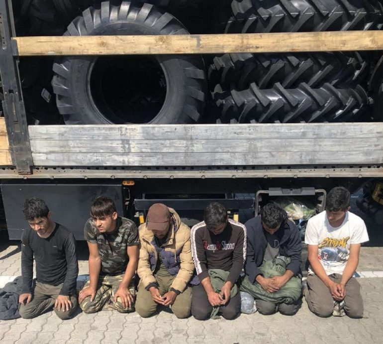 Migranti u tovarima maslina, čarapa i guma