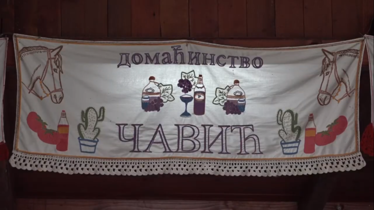 Domaćinstvo sa gazdaricom za primer