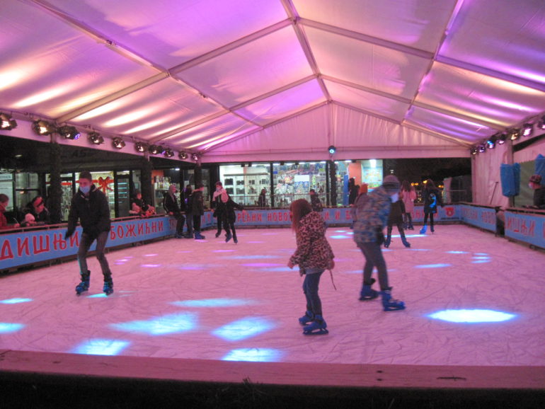 U Inđiji otvoreno klizaliste