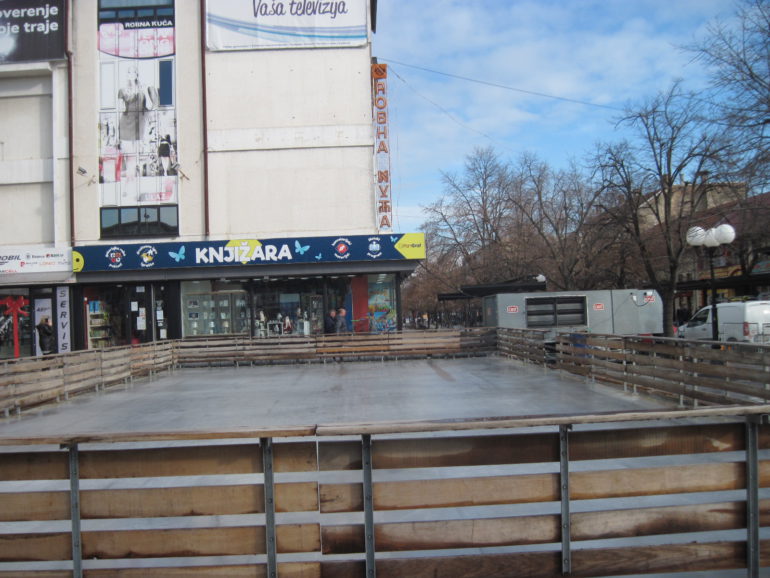 Postavlja se klizalište