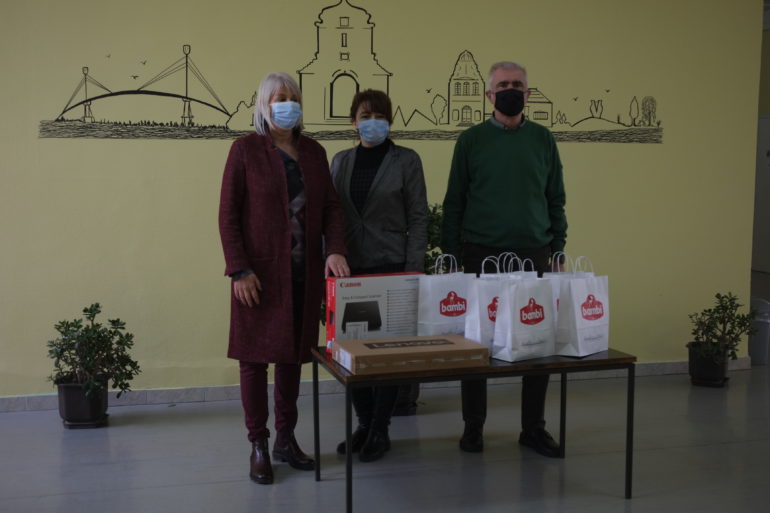 Paketići i računarska oprema za mitrovačke školarce