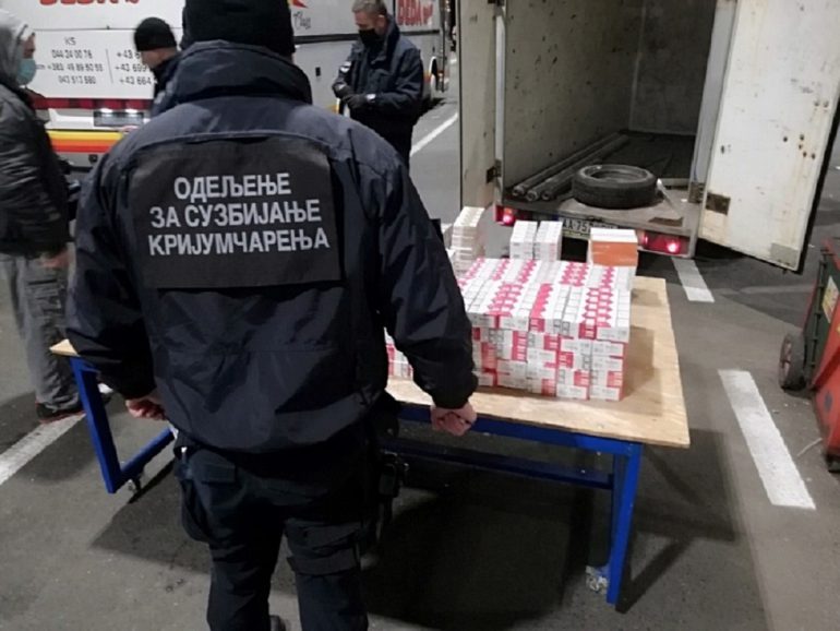 Autobuska prikolica puna švercovanih cigareta