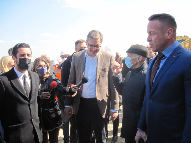 Predsednik Vučić obišao radove na izgradnji vijadukta u Beški