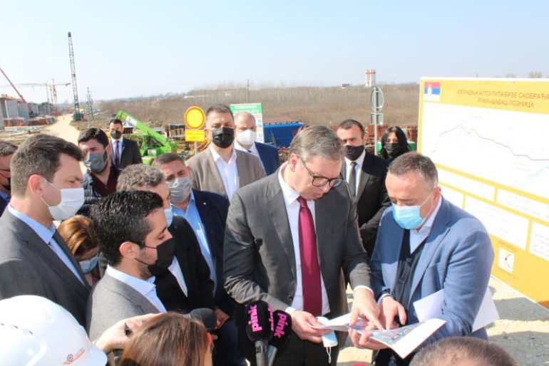Predsednik Vučić obišao radove na mostu kod Šapca