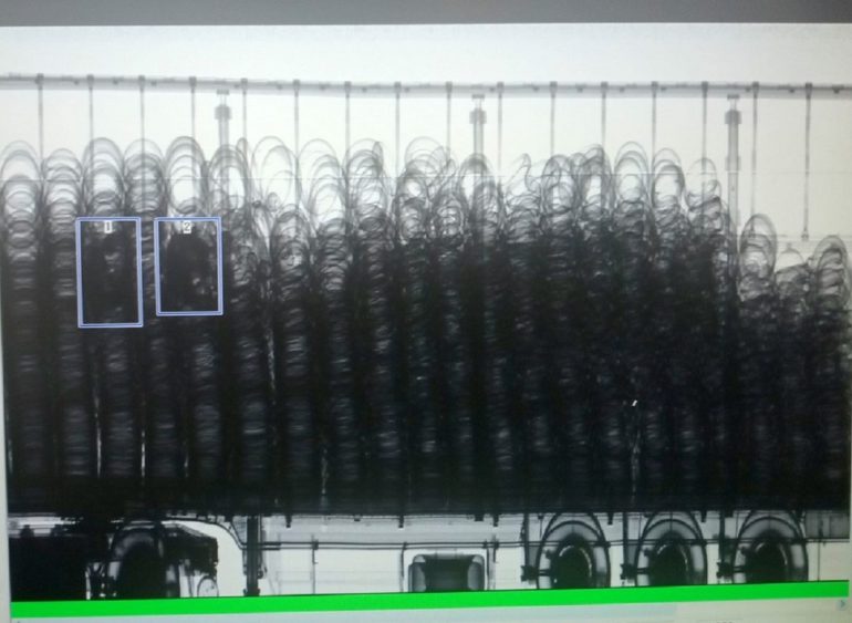 Migranti sakriveni među gumama i građevinskim materijalom