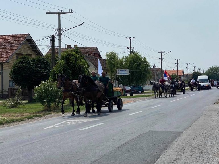 Кonjskim zapregama kroz selo FOTO