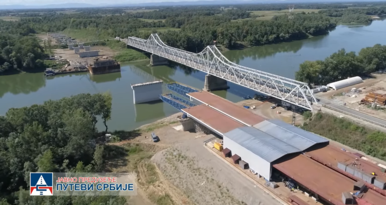 Postavlja se čelična konstrukcija novog mosta u Rači