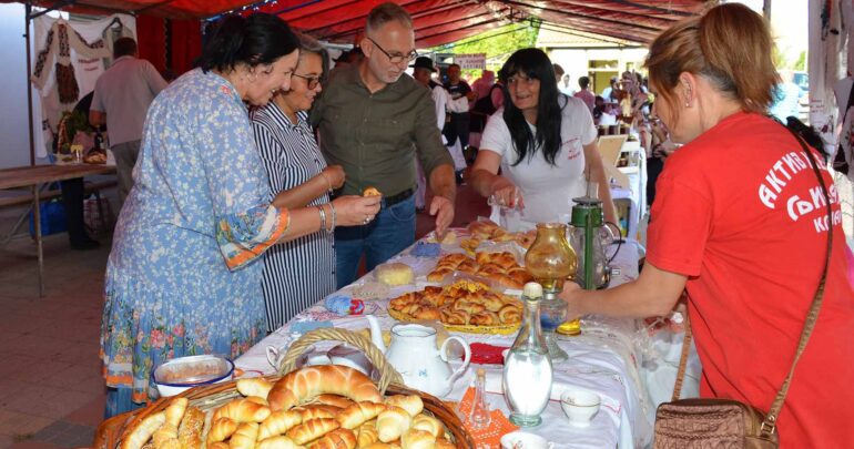 Kupinovo mirisalo na kiflice i šećer u prahu