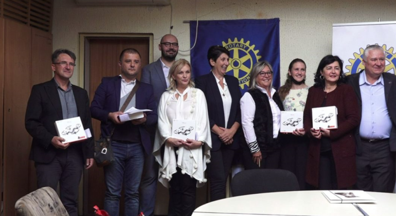 Rotari klub u Staroj Pazovi dodelio dronove školama na teritoriji opštine