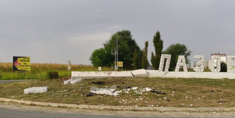 Automobil udario u natpis i postament na kružnom toku kod „Delezea