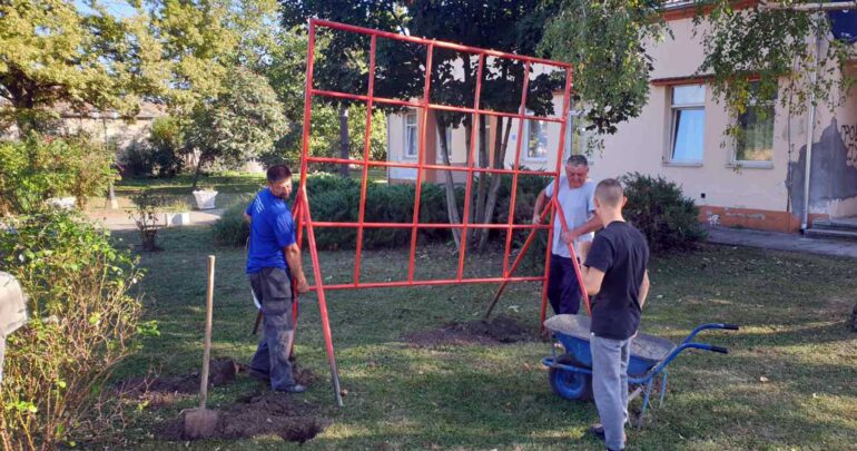 Dopunjen mobilijar na dečjem igralištu