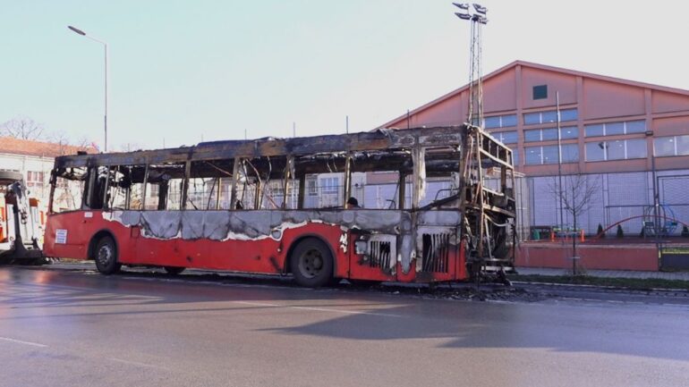 Jutros se zapalio autobus u centru Vojke
