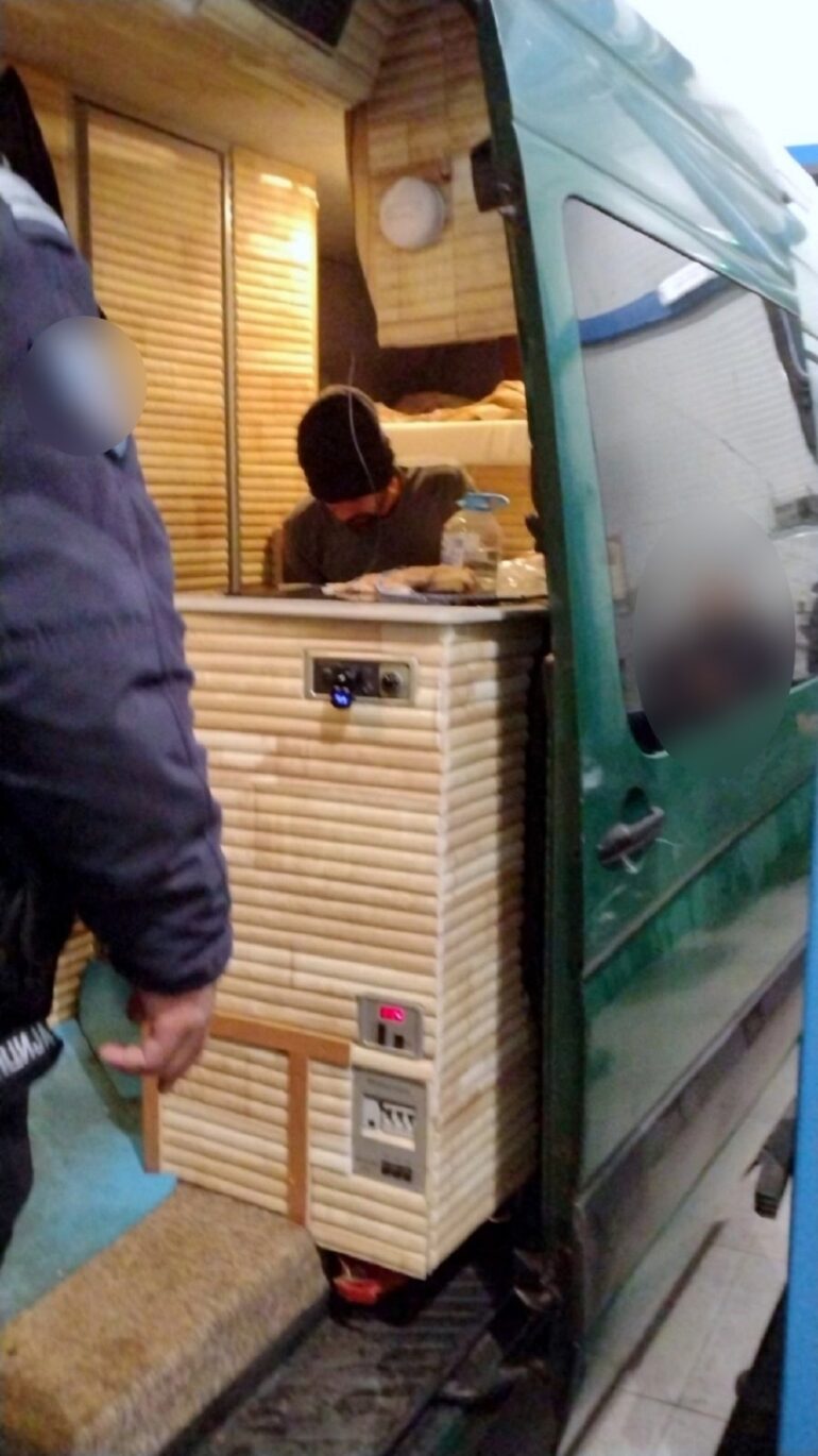 Migranti ispod kreveta u kamperu