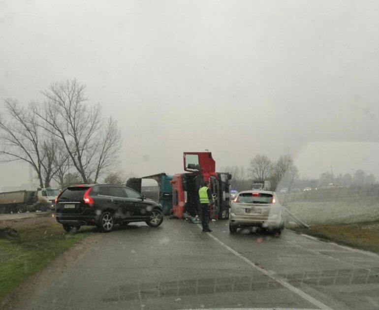 Prevrnuo se kamion nedaleko od „Matroza“