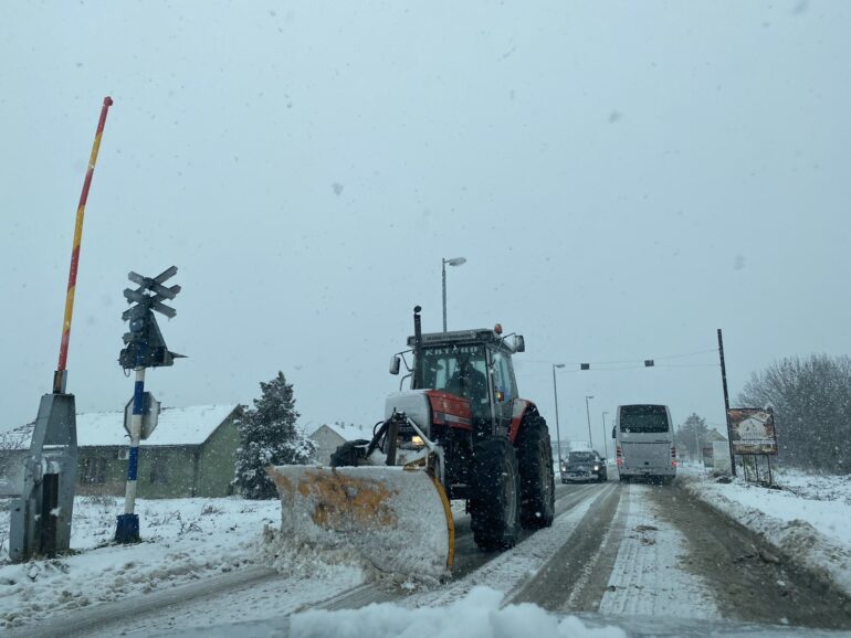 Putevi u Rumi prohodni, ali zastoji u saobraćaju
