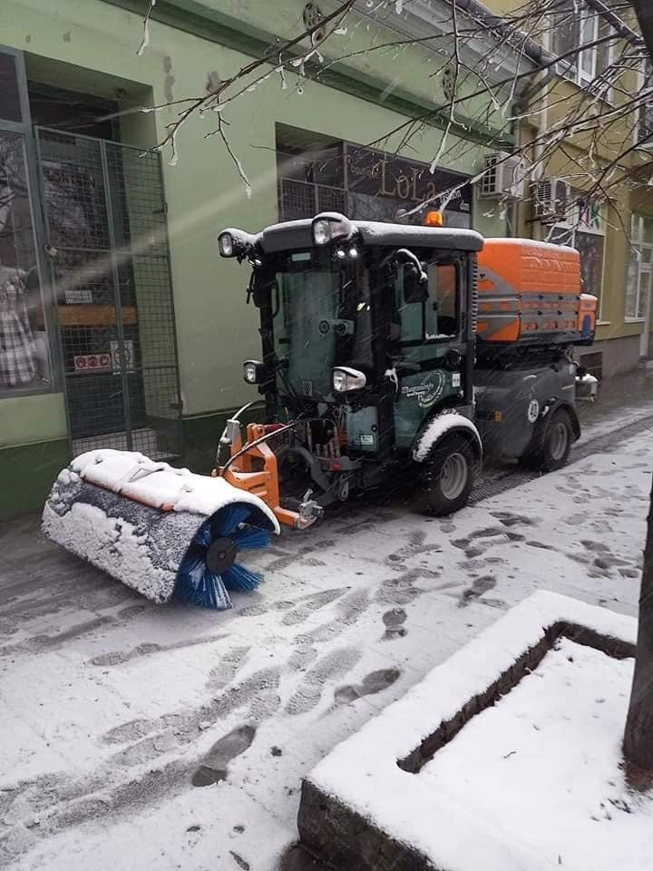 Komunalci u akciji čišćenja pešačkih površina