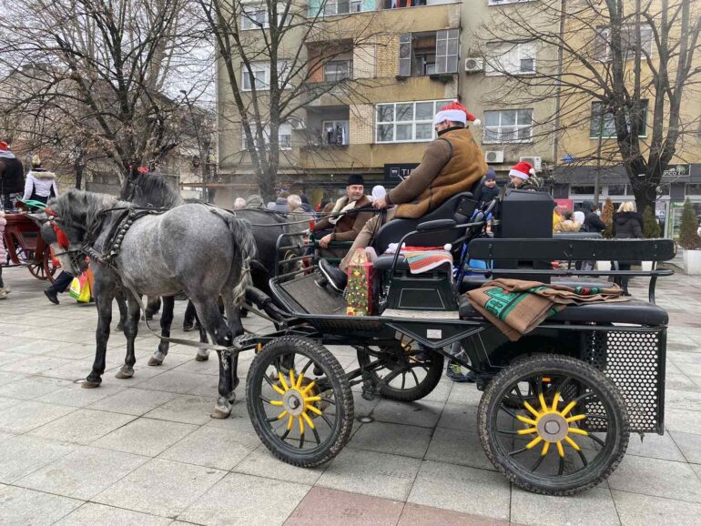 Deda Mrazovi na konjima