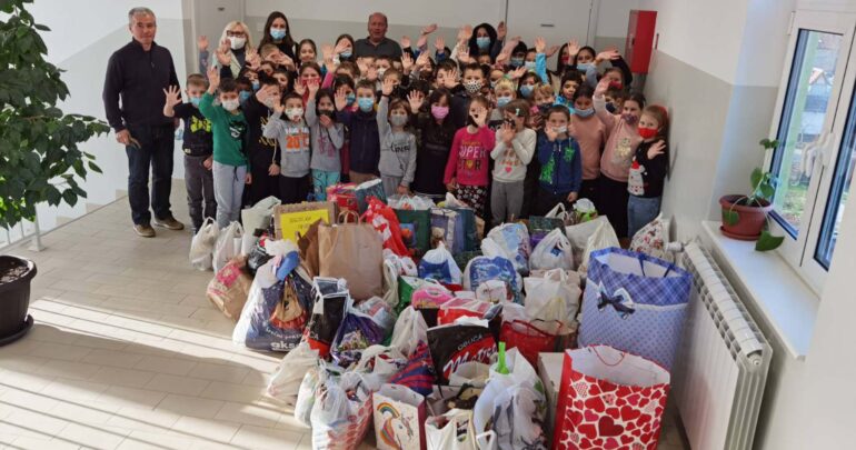 Slatki karavan krenuo iz Pećinaca za mališane sa КiM