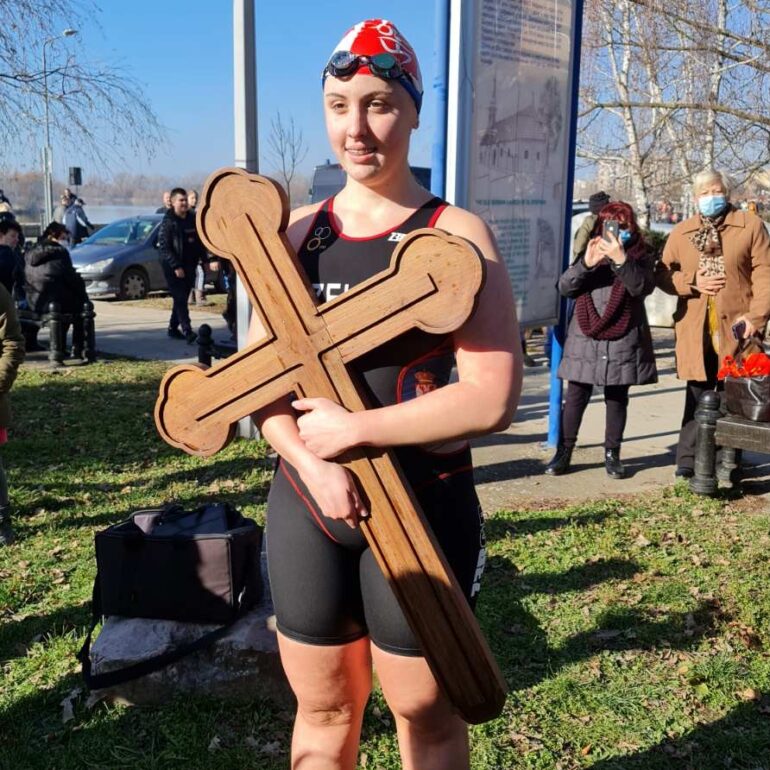 Kristina Uzelac prva doplivala do Časnog krsta FOTO