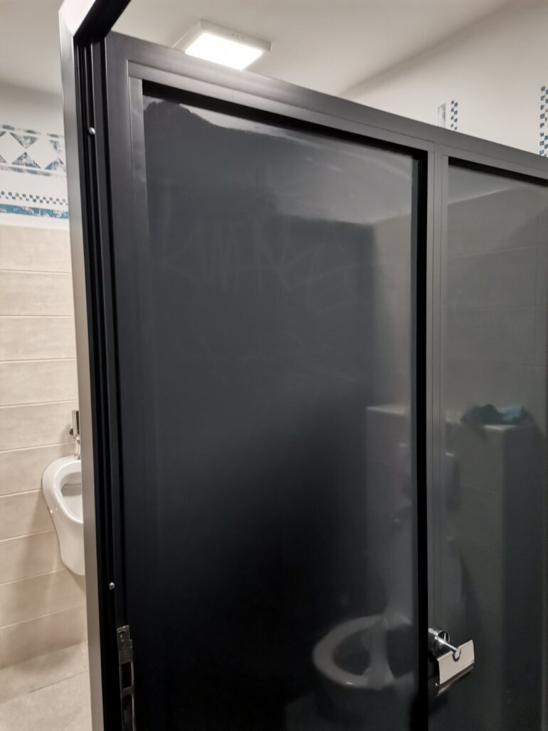 Otkriveni vandali, maloletnici išarali javni toalet