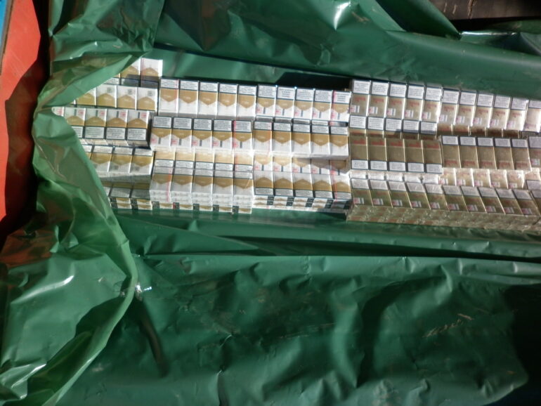 Skoro 50.000 krijumčarenih cigareta u šupljinama kamionskih prikolica