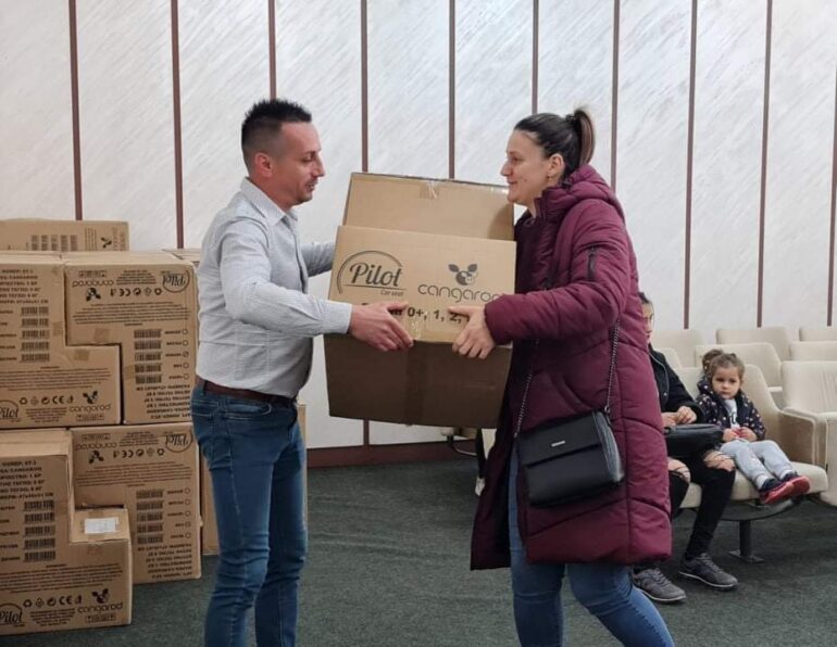 Auto sedišta za bebe, poklon Grada Sremska Mitrovica