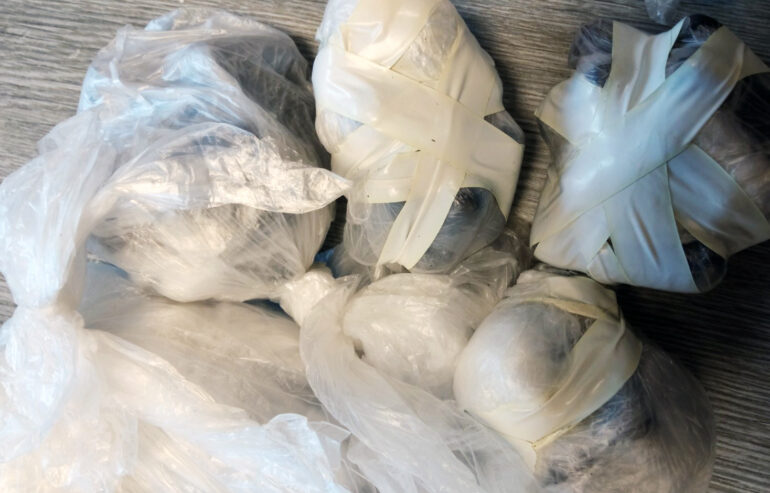 Zaplenjeno više od 1,2 kg kokaina, uhapšen državljanin Surinama