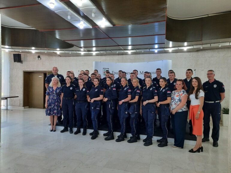 Srem bogatiji za 29 policajaca i četiri vatrogasca