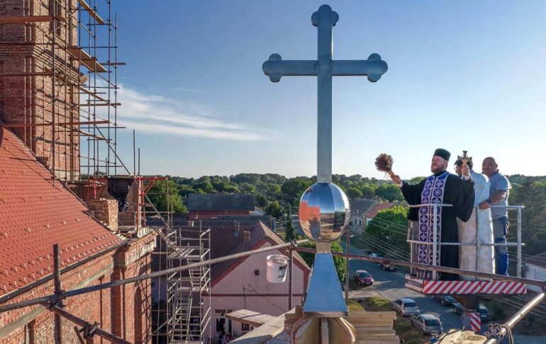Osveštana zvona i krstovi hrama u obnovi