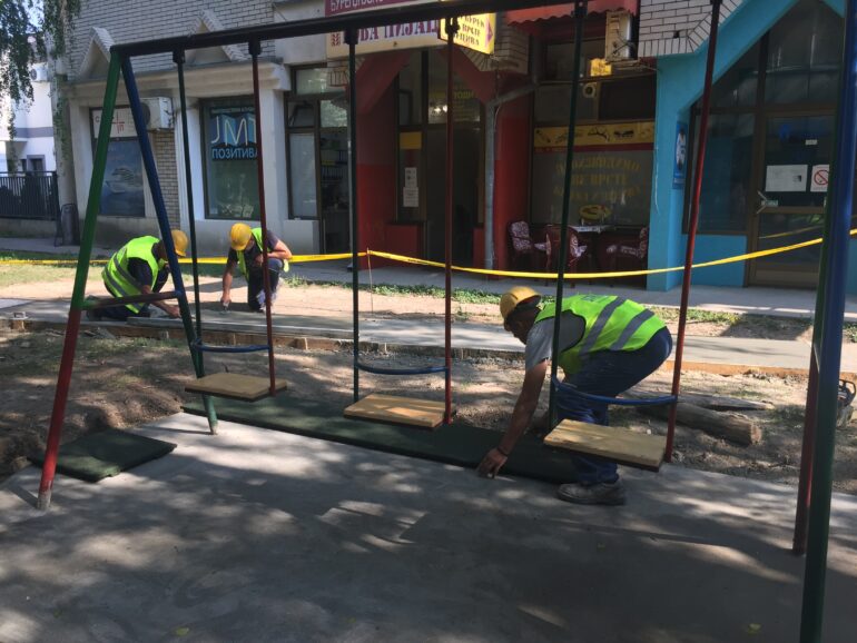 FOTO Uređenje urbanog džepa – parka i dečjeg igrališta u centru Sremske Mitrovice