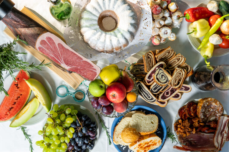 „GASTO SREM“: Priprema sremačkih specijaliteta iz kuvara starog 120 godina, vinksi plato, kulinarski show