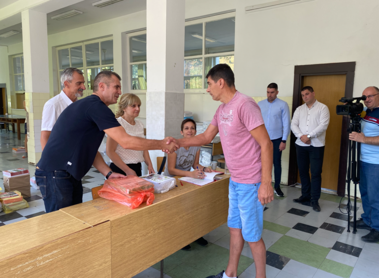 Poklon opštine: Podeljeni besplatni udžbenici beočinskim osnovcima