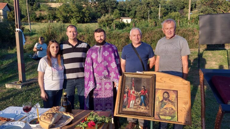 Večernja molitva kod Časnog krsta u naselju Dumbovo