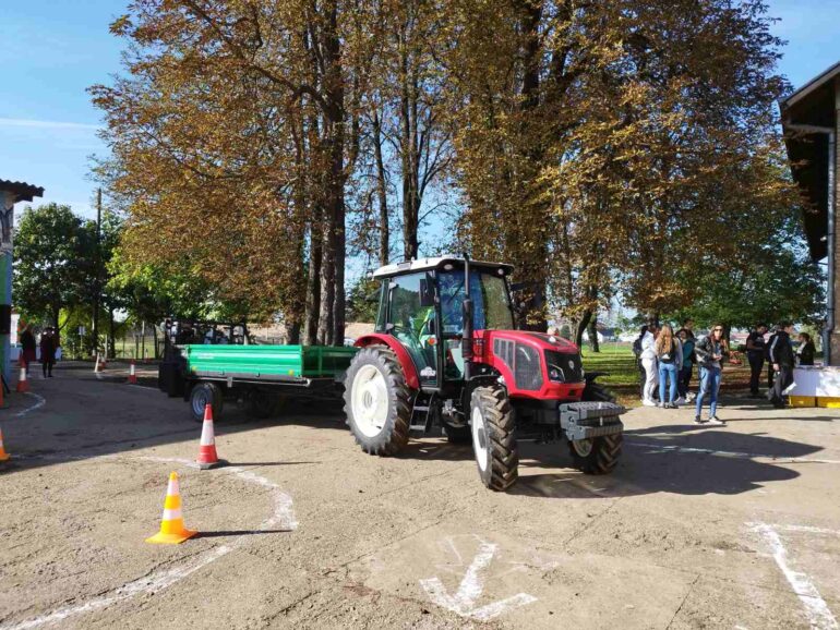 I devojčice spretne u vožnji traktora