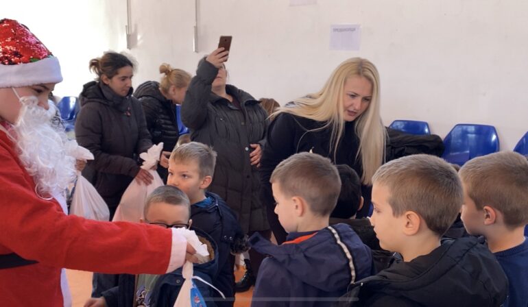 Počela podela paketića za svu decu Opštine Ruma