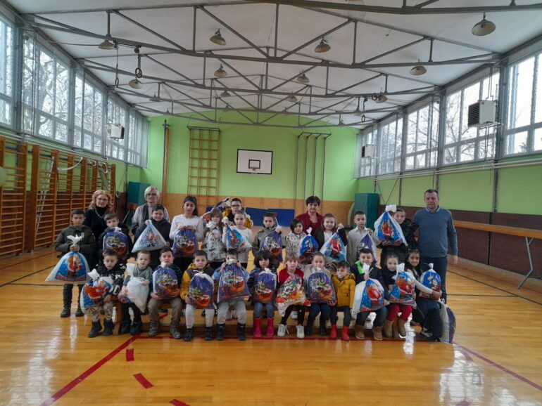 Škola fudbala Olimpiko donirala paketiće za učenike u Mitrovici i Grabovcima