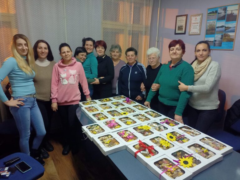 Martinčanke umesile kolače za decu sa Kosova