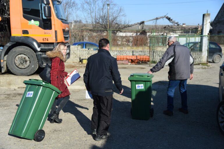 Raspodela besplatnih kanti za komunalni otpad namenjenih građanima opštine Beočin