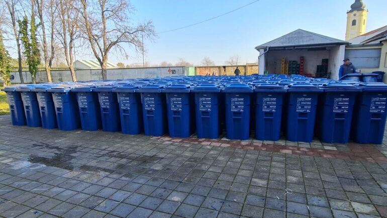 Pražnjenje plavih kanti u Šidu