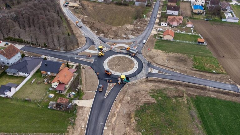 Radovi na izgradnji kružnog toka u blizini GC „Srem“