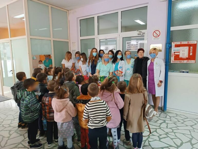 Osmomartovski pokloni za majke i zaposlene u mitrovačkom porodilištu