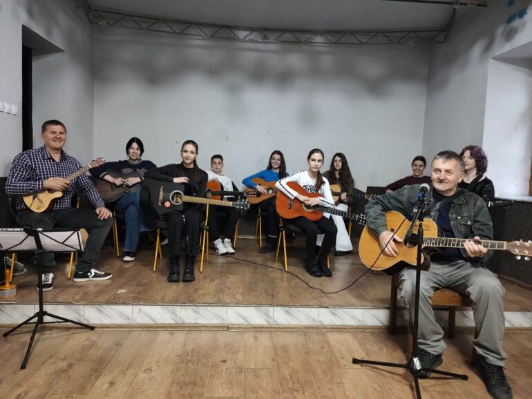 Polaznici škole gitare oduševili Mitrovčane