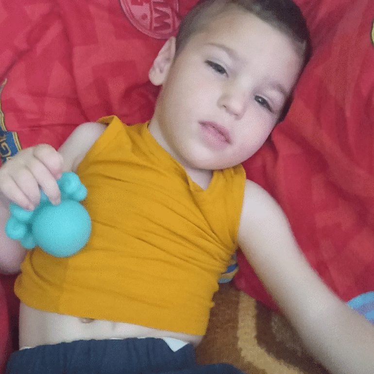 Srđanu iz Kuzmina danas je četvrti rođendan – potrebna mu je naša pomoć da prohoda