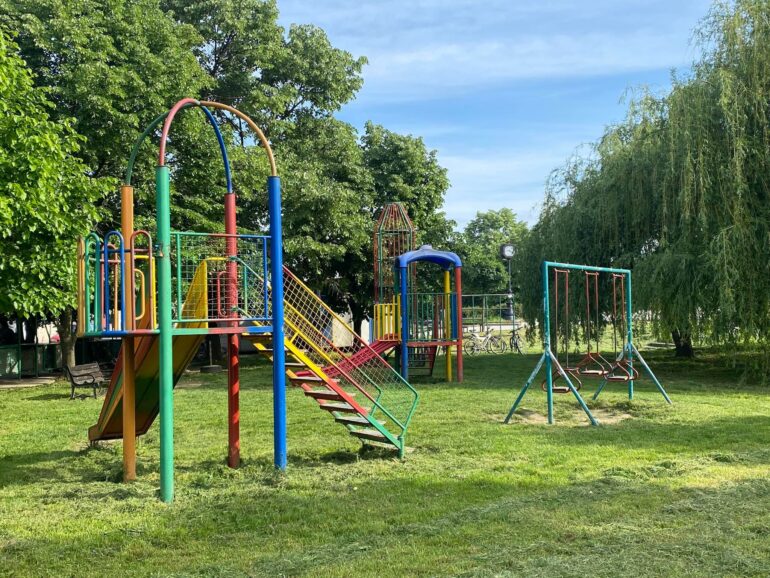 Akcija uređenja dečijeg igrališta u Mačvanskoj Mitrovici