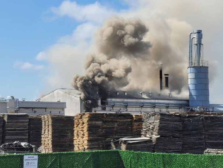 Požaru u fabrici Menina u Rumi, nekoliko osoba povređeno