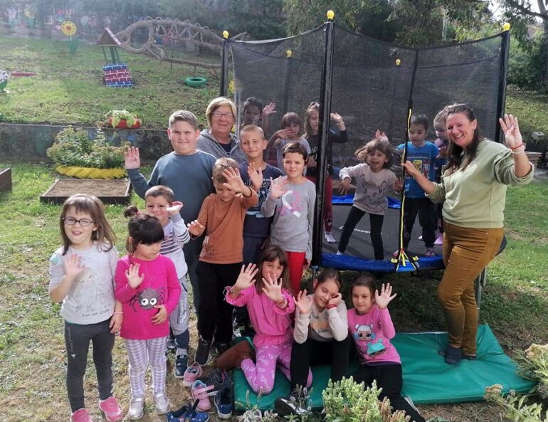 Žene iz “Jane” deci poklonile trambolinu